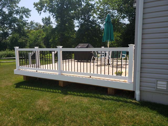 Vinyl Railing With Aluminum Spindles